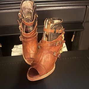 Freebird Cognac Carterr ankle boots.
